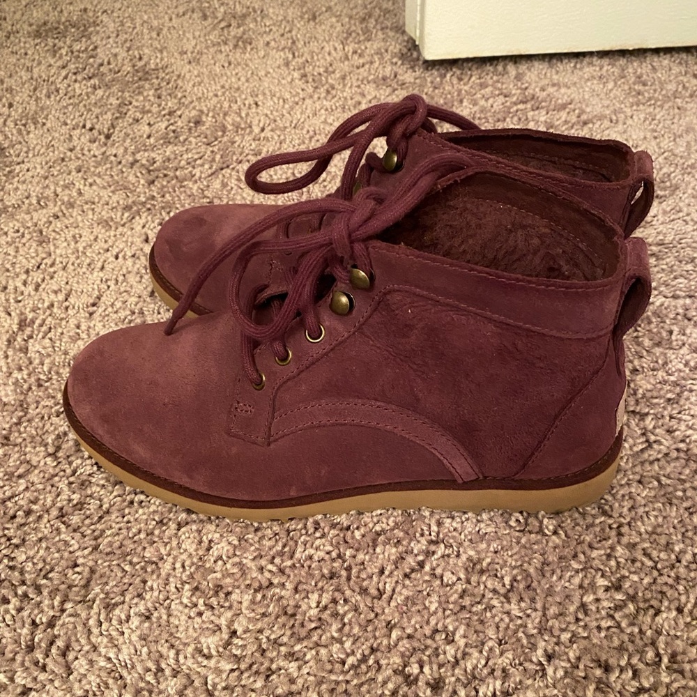 suede ugg maroon size 7